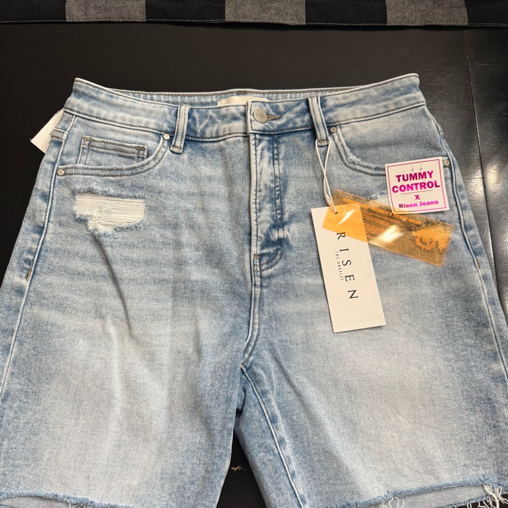 NWT Risen Maguire Relaxed Light Wash Denim Shorts Size Large (9-11/29-30)